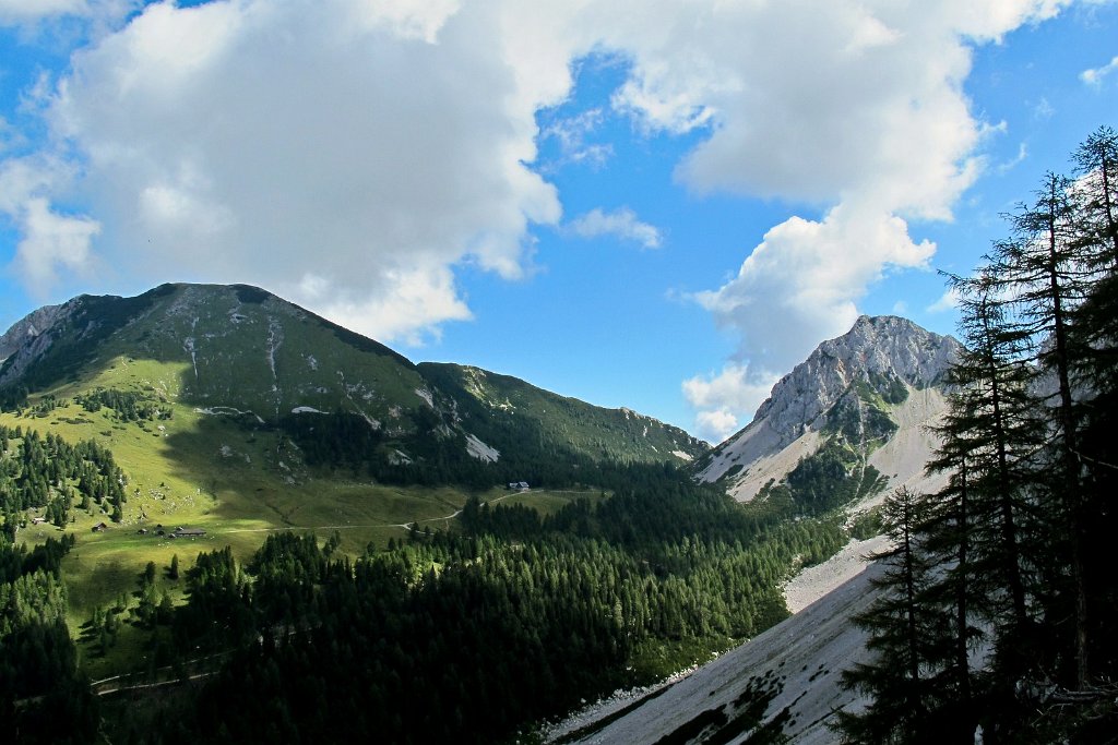 60 ein Blick zum Kosiak und rechts die Bielspitze darunter die Klagenfurter Huette.jpg